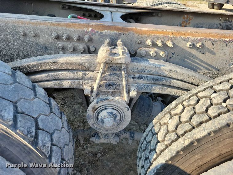 image for item DZ6542 2006 Volvo VHD truck cab and chassis