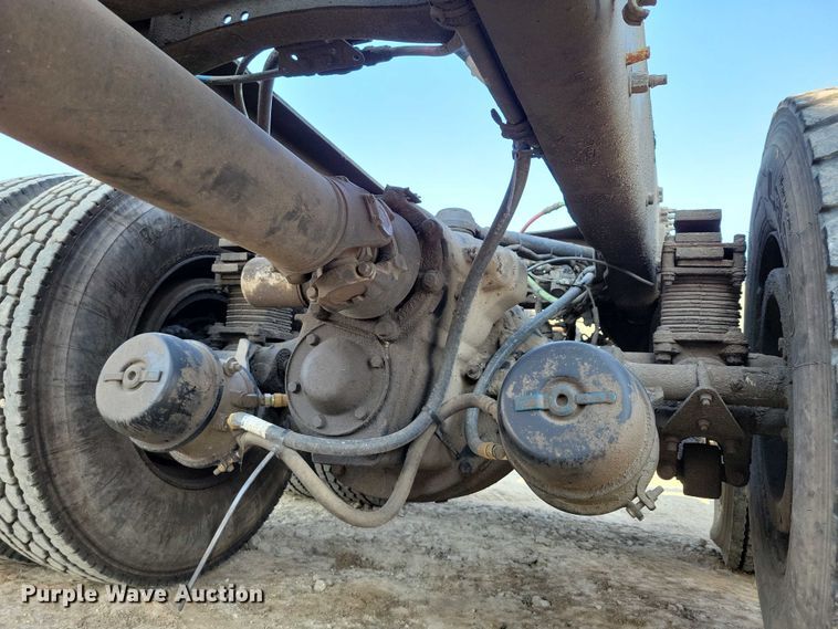 image for item DZ6542 2006 Volvo VHD truck cab and chassis