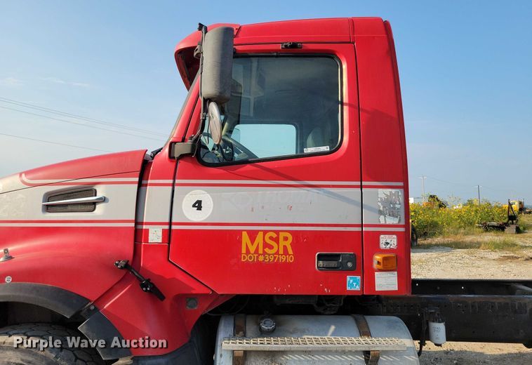 image for item DZ6542 2006 Volvo VHD truck cab and chassis