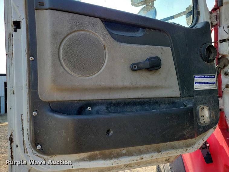 image for item DZ6542 2006 Volvo VHD truck cab and chassis