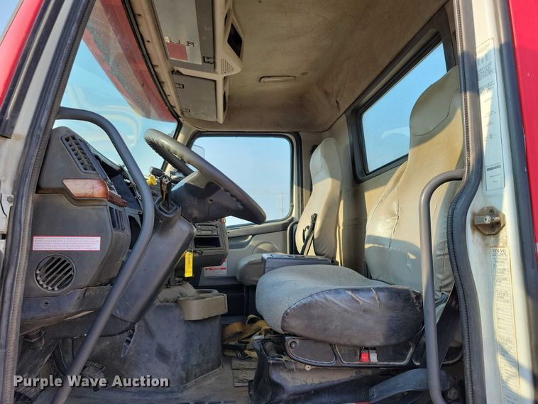 image for item DZ6542 2006 Volvo VHD truck cab and chassis