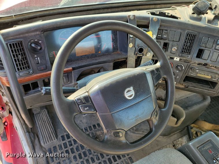 image for item DZ6542 2006 Volvo VHD truck cab and chassis