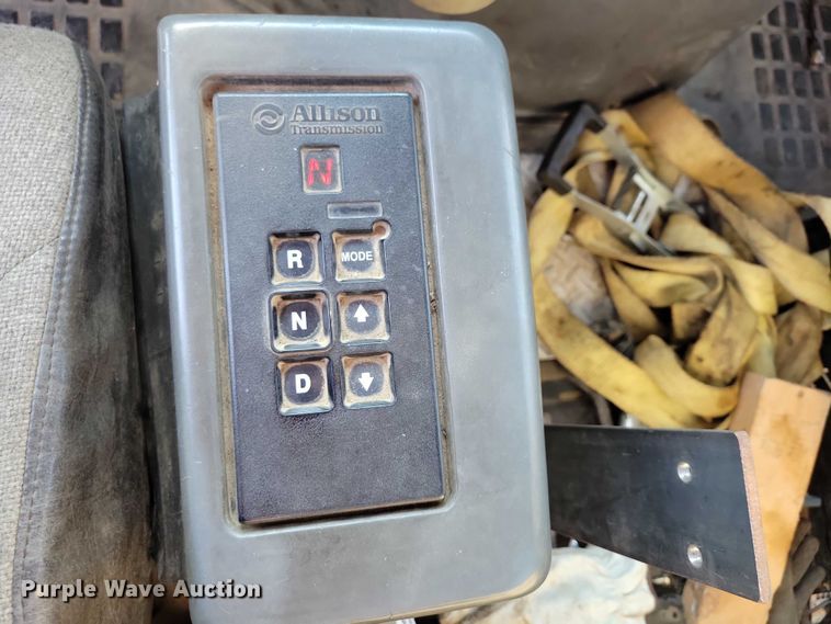 image for item DZ6542 2006 Volvo VHD truck cab and chassis