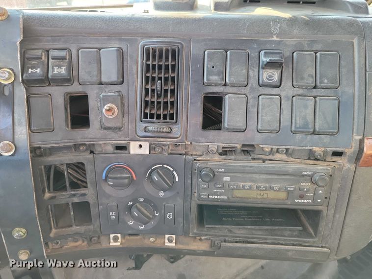 image for item DZ6542 2006 Volvo VHD truck cab and chassis