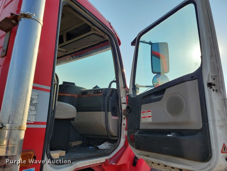 image for item DZ6542 2006 Volvo VHD truck cab and chassis