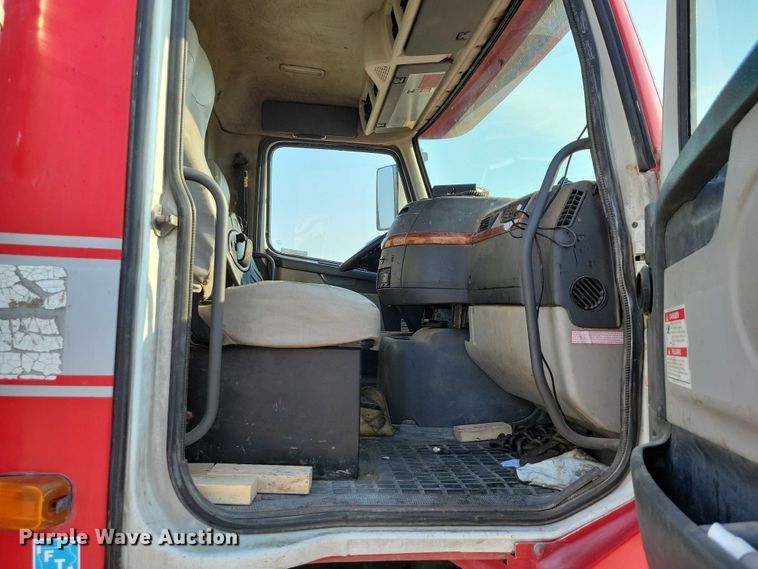 image for item DZ6542 2006 Volvo VHD truck cab and chassis