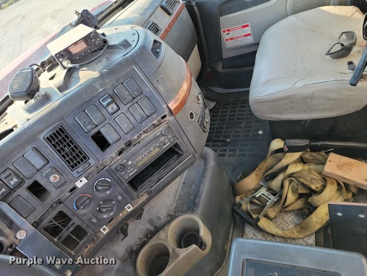 image for item DZ6542 2006 Volvo VHD truck cab and chassis