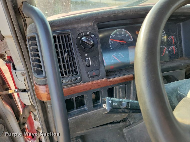 image for item DZ6542 2006 Volvo VHD truck cab and chassis