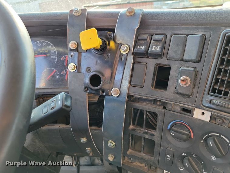 image for item DZ6542 2006 Volvo VHD truck cab and chassis