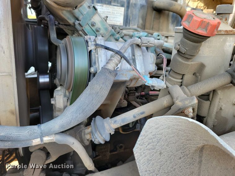 image for item DZ6542 2006 Volvo VHD truck cab and chassis