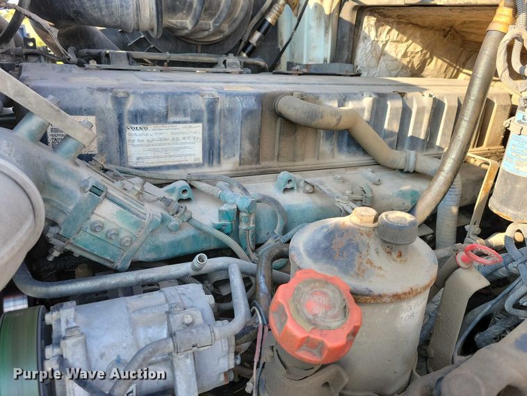 image for item DZ6542 2006 Volvo VHD truck cab and chassis