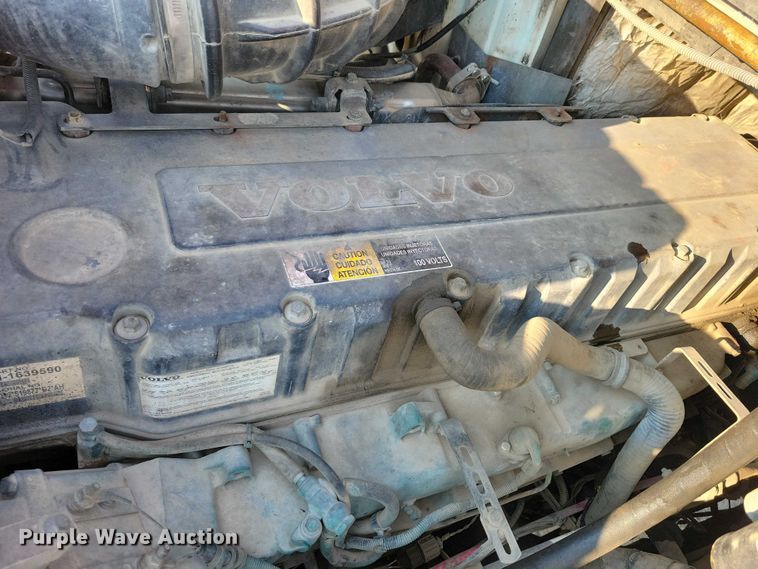 image for item DZ6542 2006 Volvo VHD truck cab and chassis