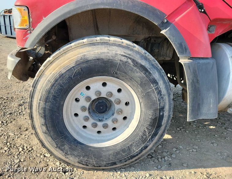 image for item DZ6542 2006 Volvo VHD truck cab and chassis