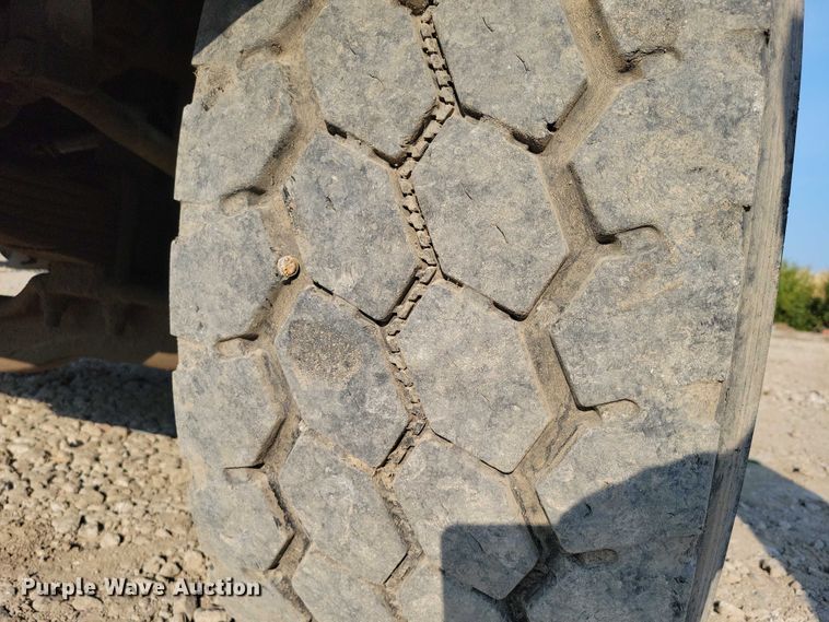 image for item DZ6542 2006 Volvo VHD truck cab and chassis