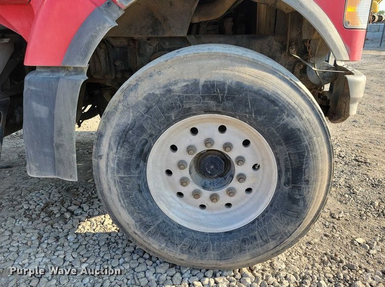 image for item DZ6542 2006 Volvo VHD truck cab and chassis