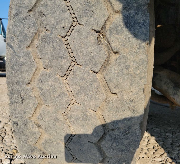 image for item DZ6542 2006 Volvo VHD truck cab and chassis