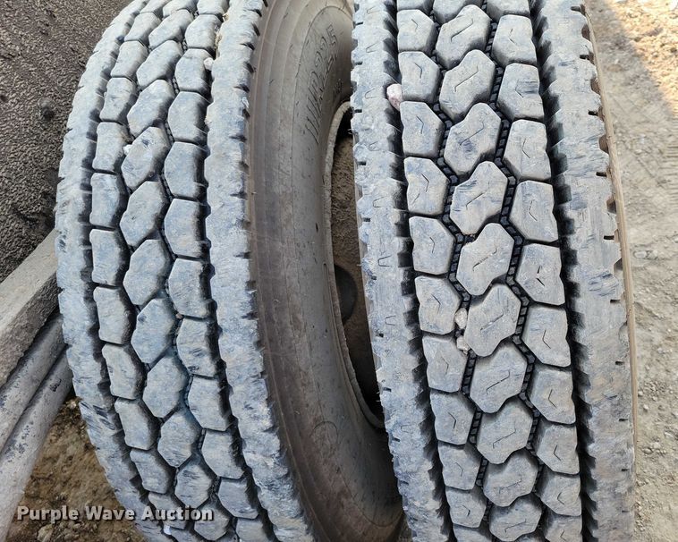 image for item DZ6542 2006 Volvo VHD truck cab and chassis