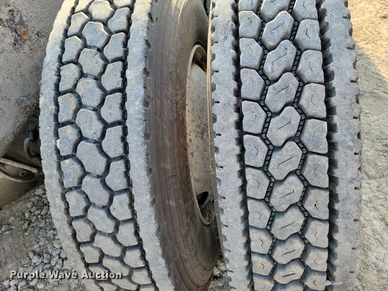 image for item DZ6542 2006 Volvo VHD truck cab and chassis