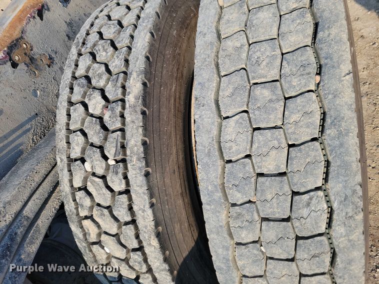 image for item DZ6542 2006 Volvo VHD truck cab and chassis