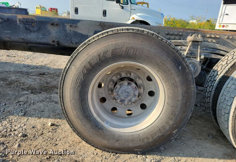 image for item DZ6542 2006 Volvo VHD truck cab and chassis