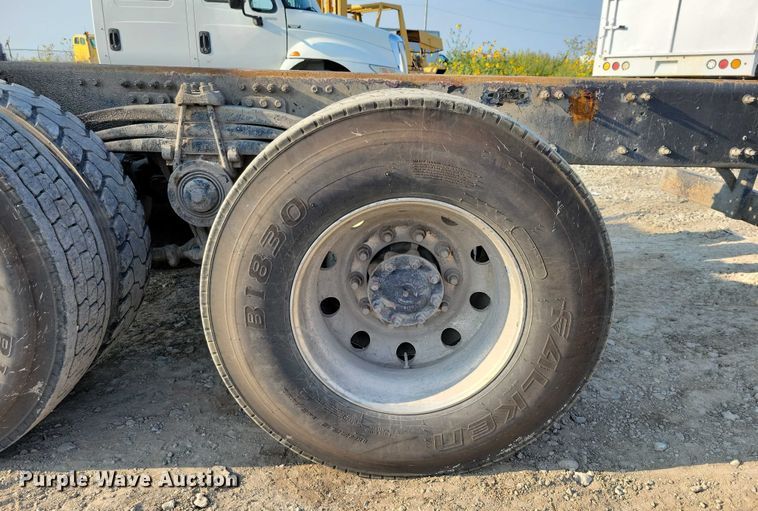 image for item DZ6542 2006 Volvo VHD truck cab and chassis