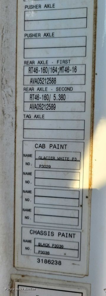 image for item DZ6542 2006 Volvo VHD truck cab and chassis