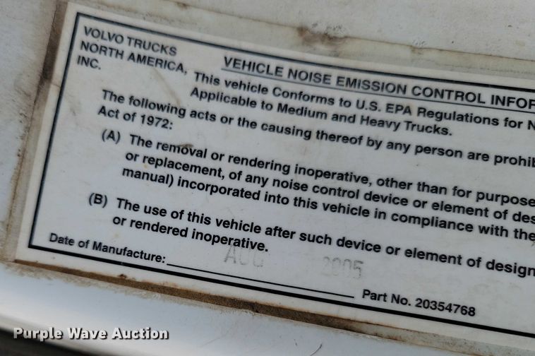 image for item DZ6542 2006 Volvo VHD truck cab and chassis