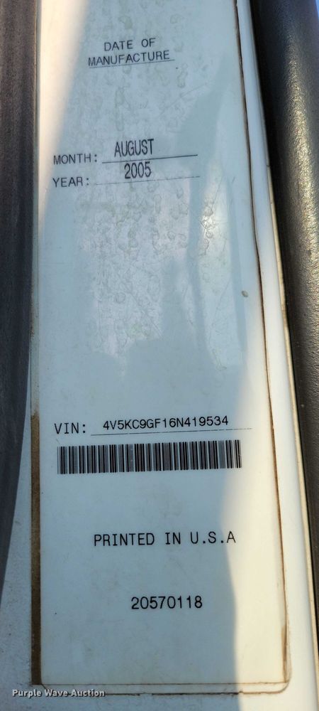 image for item DZ6542 2006 Volvo VHD truck cab and chassis