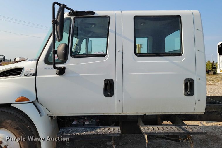 image for item DZ6543 2007 International  4300 Crew Cab truck cab and chassis