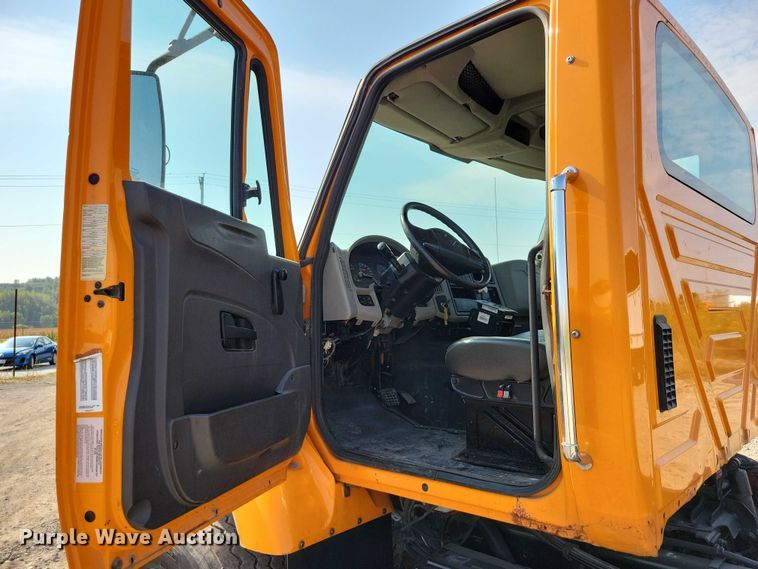 image for item DZ6545 2009 International  7600 Work Star truck cab and chassis