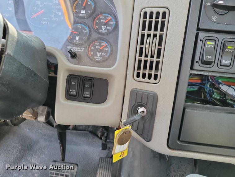 image for item DZ6545 2009 International  7600 Work Star truck cab and chassis