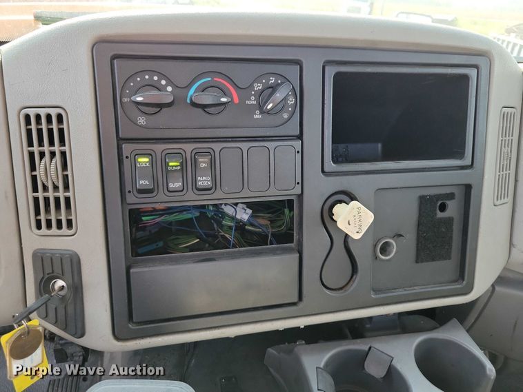 image for item DZ6545 2009 International  7600 Work Star truck cab and chassis