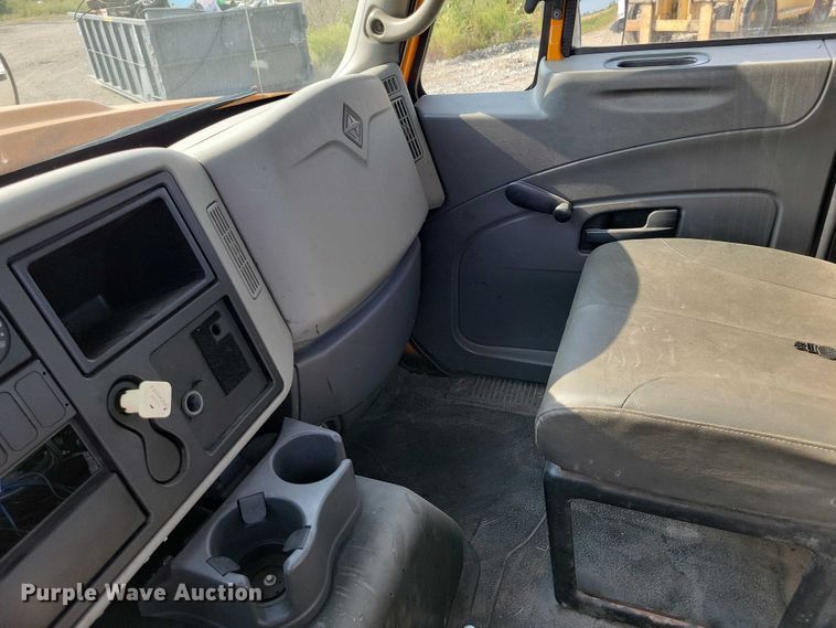 image for item DZ6545 2009 International  7600 Work Star truck cab and chassis