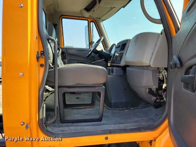 image for item DZ6545 2009 International  7600 Work Star truck cab and chassis