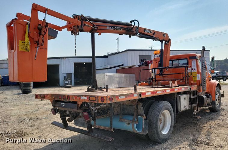 image for item DZ6546 2001 International  4700 bucket truck