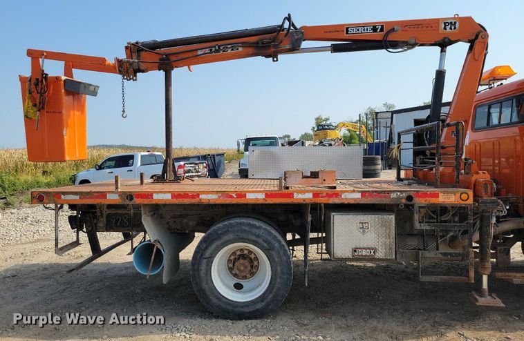 image for item DZ6546 2001 International  4700 bucket truck