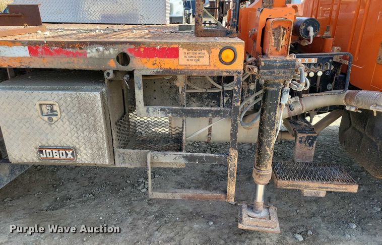 image for item DZ6546 2001 International  4700 bucket truck