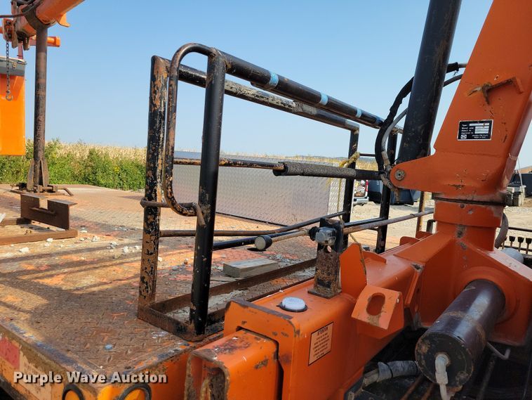 image for item DZ6546 2001 International  4700 bucket truck