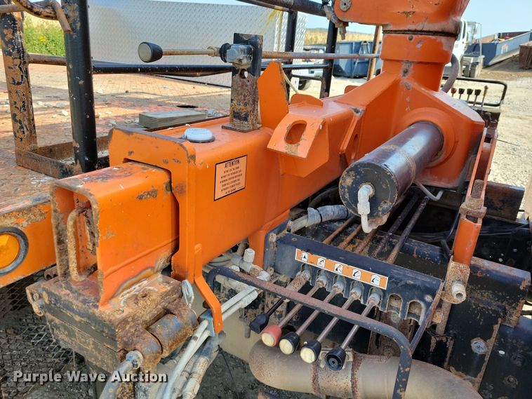 image for item DZ6546 2001 International  4700 bucket truck