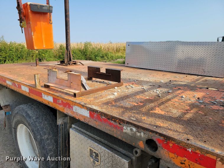 image for item DZ6546 2001 International  4700 bucket truck