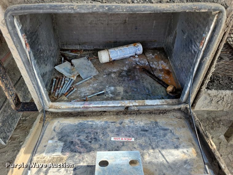 image for item DZ6546 2001 International  4700 bucket truck