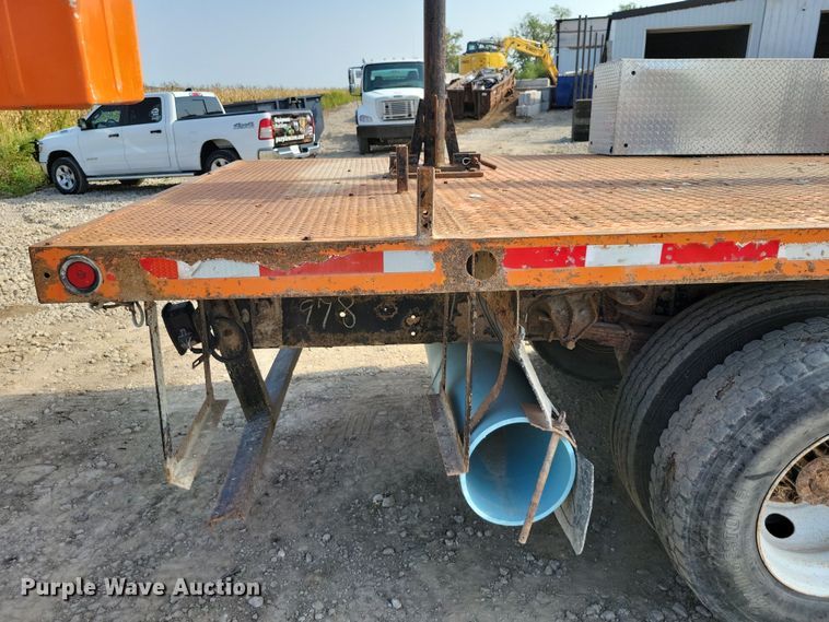 image for item DZ6546 2001 International  4700 bucket truck