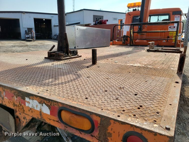 image for item DZ6546 2001 International  4700 bucket truck