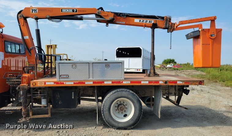 image for item DZ6546 2001 International  4700 bucket truck