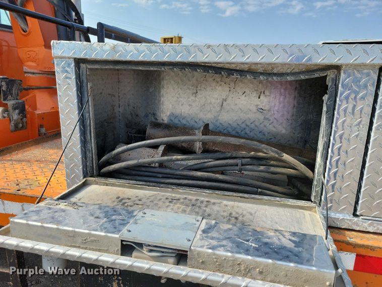 image for item DZ6546 2001 International  4700 bucket truck