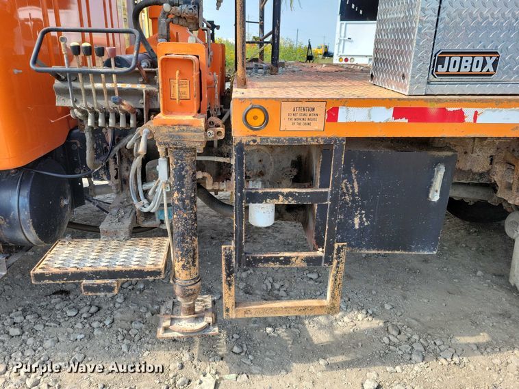 image for item DZ6546 2001 International  4700 bucket truck