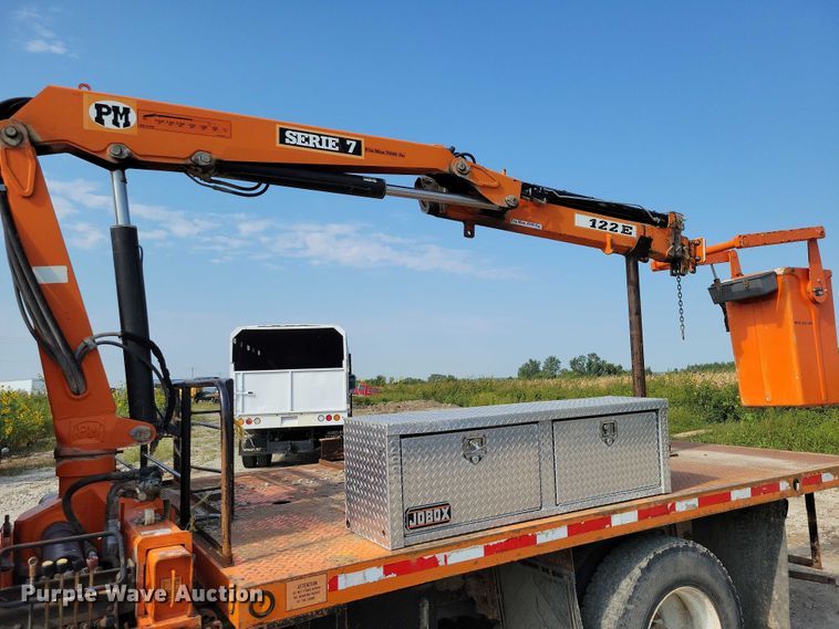 image for item DZ6546 2001 International  4700 bucket truck