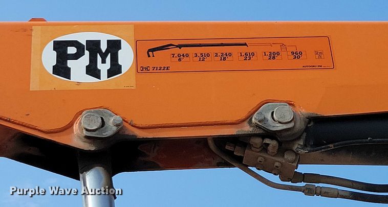 image for item DZ6546 2001 International  4700 bucket truck