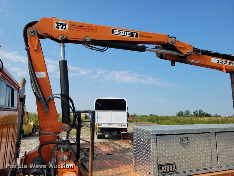 image for item DZ6546 2001 International  4700 bucket truck