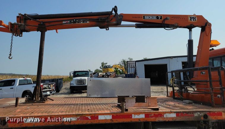 image for item DZ6546 2001 International  4700 bucket truck